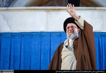 نگاهی به آخرین دیدار رهبری شهید با جمعی از کارگران/ کارگر باید بداند سر این شغل باقی میماند نگاهی به آخرین دیدار رهبری شهید با جمعی از کارگران/ کارگر باید بداند سر این شغل باقی میماند